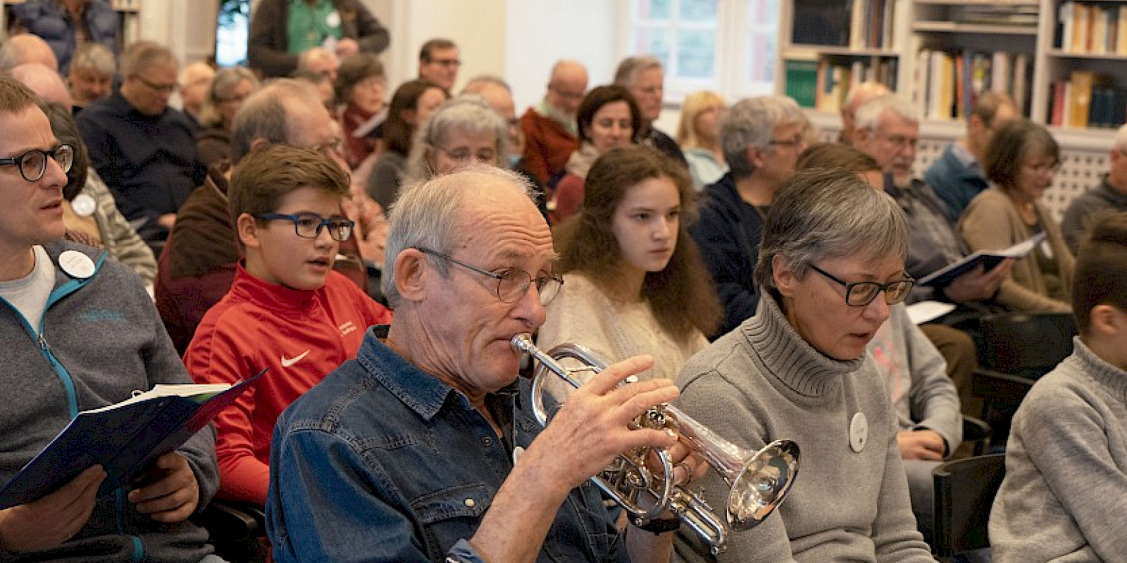 Gemeinsames Singen beim jährlichen Freundesrats-Treffen – © Nora Henker 2019